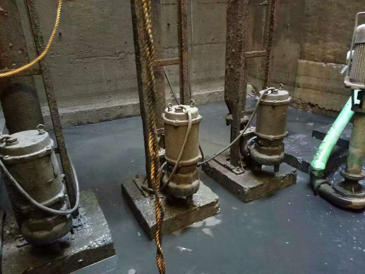 红花岗污水池清理