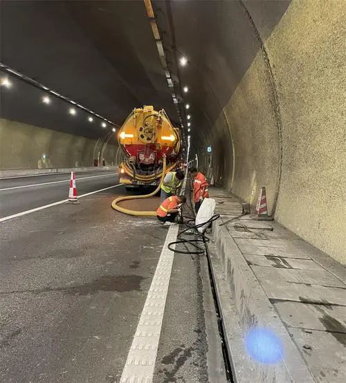 红花岗隧道排水渠清淤